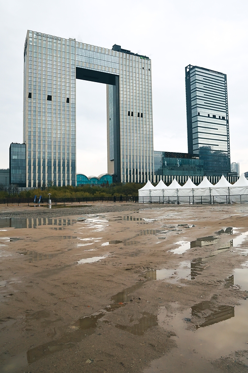 코레일과 서울주택도시개발공사는 용산국제업무지구 도시개발사업 기공식을 27일 옛 용산정비창 일대에서 개최했다.