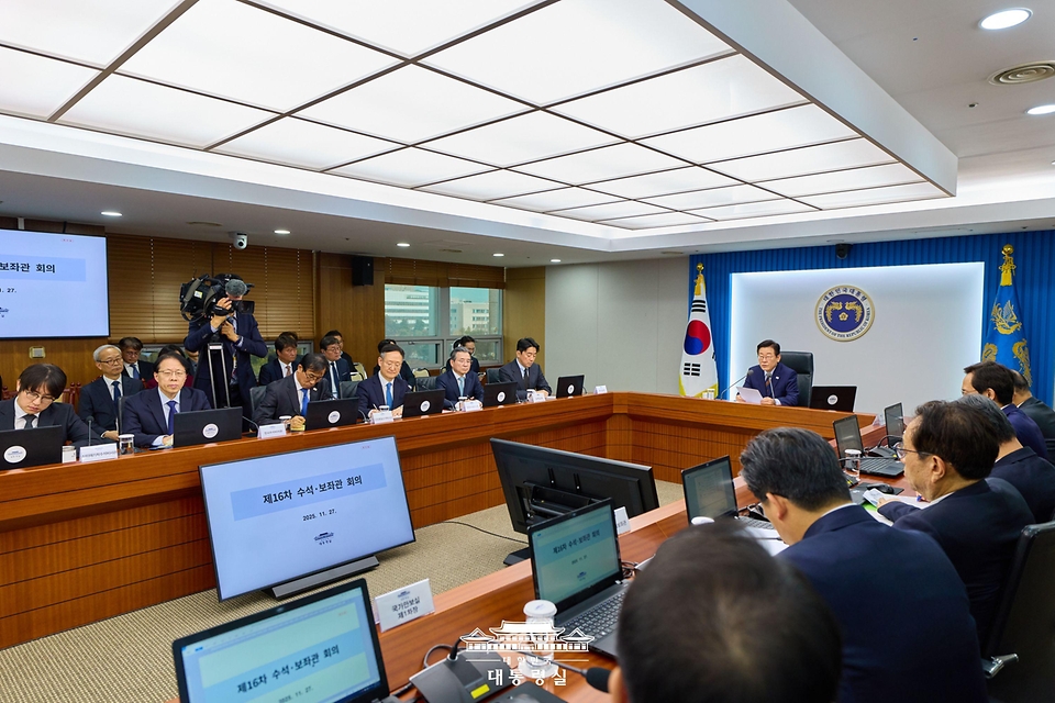이재명 대통령이 27일 서울 용산 대통령실 청사에서 열린 수석보좌관회의에서 발언하고 있다. 