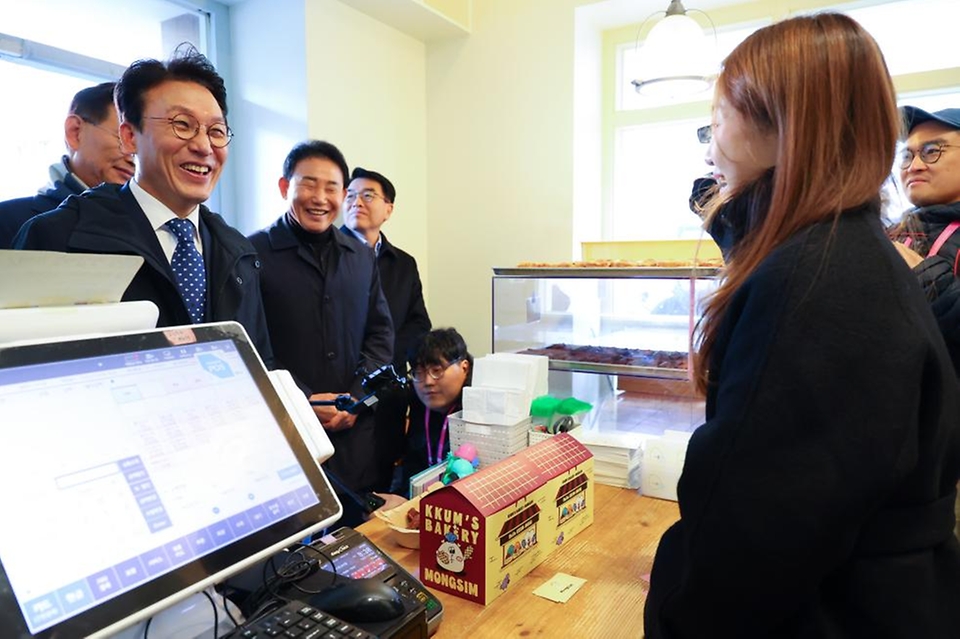 김민석 국무총리가 28일 대전 중구 대흥동 제과점을 방문, 상인과 대화를 나누고 있다.