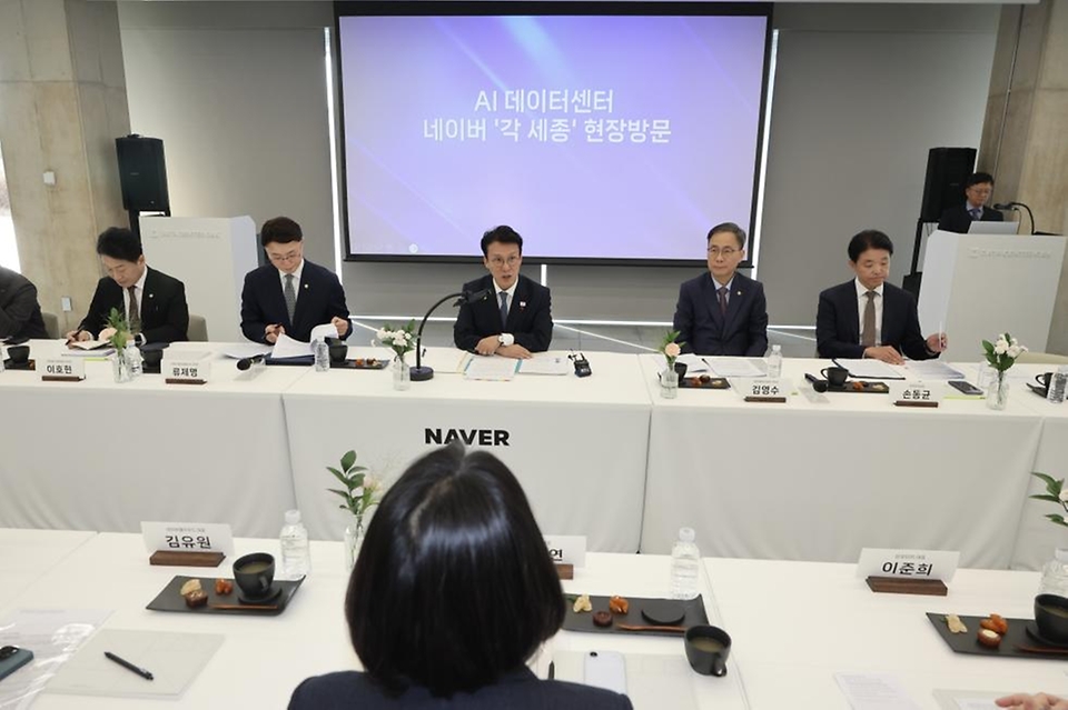 김민석 국무총리가 27일 세종 행복대로 네이버데이터센터 각 세종에서 열린 현장 간담회를 주재하고 있다.