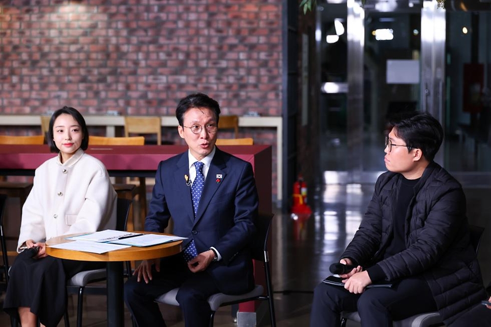 김민석 국무총리가 28일 대전 충남대학교에서 열린'미래대화 1·2·3#청년금융' 제5차 K-토론나라에서 고졸 청년 대출금리 및 청년미래적금 등과 관련한 청년들의 제안을 경청하고 있다.