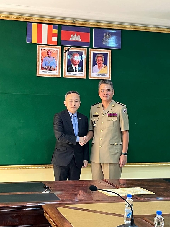 박일 캄보디아 내 재외국민보호 정부대표는 11.27.(목) 캄보디아 내 온라인 스캠 범죄 주요 발생지 중 하나인 시하누크빌을 방문하여, 써 라타 경찰청장 및 망 시넷 주지사를 면담하고, 우리 국민 관련 온라인 스캠 범죄 대응 및 협력 방안에 대해 논의했다.