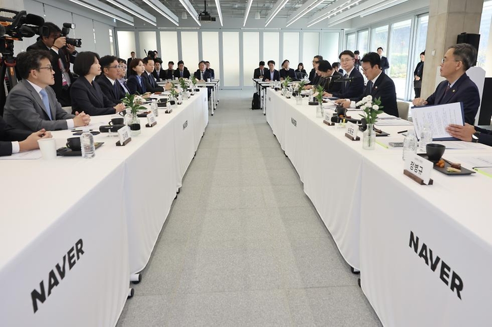김민석 국무총리가 27일 세종 행복대로 네이버데이터센터 각 세종에서 열린 현장 간담회를 주재하고 있다.
