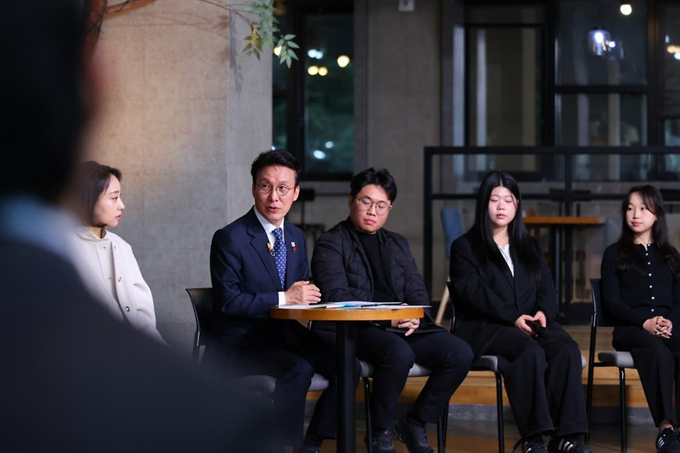 김민석 국무총리가 28일 대전 충남대학교에서 열린'미래대화 1·2·3#청년금융' 제5차 K-토론나라에서 고졸 청년 대출금리 및 청년미래적금 등과 관련한 청년들의 제안을 경청하고 있다.