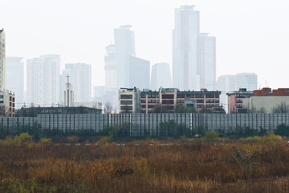 코레일과 서울주택도시개발공사는 용산국제업무지구 도시개발사업 기공식을 27일 옛 용산정비창 일대에서 개최했다.