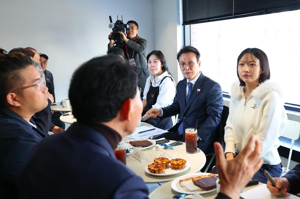 김민석 국무총리가 28일 대전 중구 대흥동 제과점을 방문, 상인과 대화를 나누고 있다.