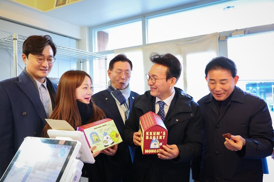 김민석 국무총리가 28일 대전 중구 대흥동 제과점을 방문, 상인과 대화를 나누고 있다.