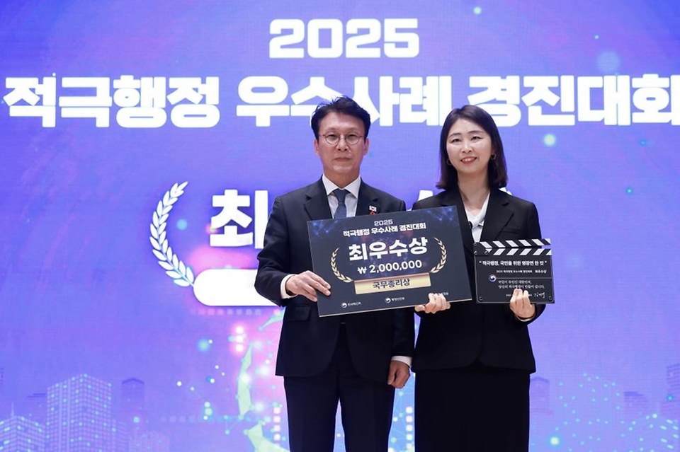 김민석 국무총리가 27일 세종 다솜로 정부세종청사에서 열린 적극행정 우수사례 경진대회에 참석, 시상 및 격려사를 하고 있다.