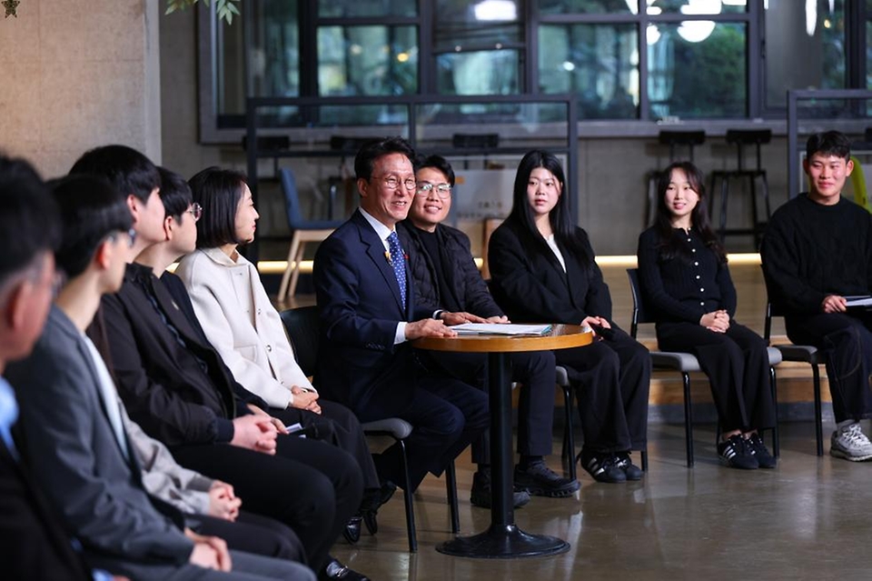 김민석 국무총리가 28일 대전 충남대학교에서 열린'미래대화 1·2·3#청년금융' 제5차 K-토론나라에서 고졸 청년 대출금리 및 청년미래적금 등과 관련한 청년들의 제안을 경청하고 있다.