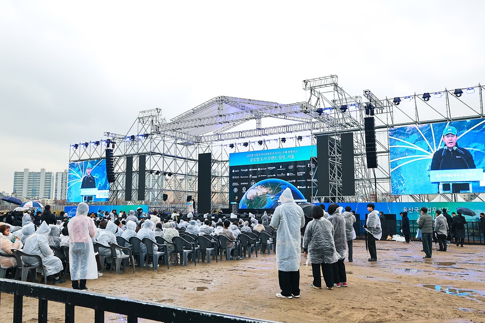 코레일과 서울주택도시개발공사는 용산국제업무지구 도시개발사업 기공식을 27일 옛 용산정비창 일대에서 개최했다.