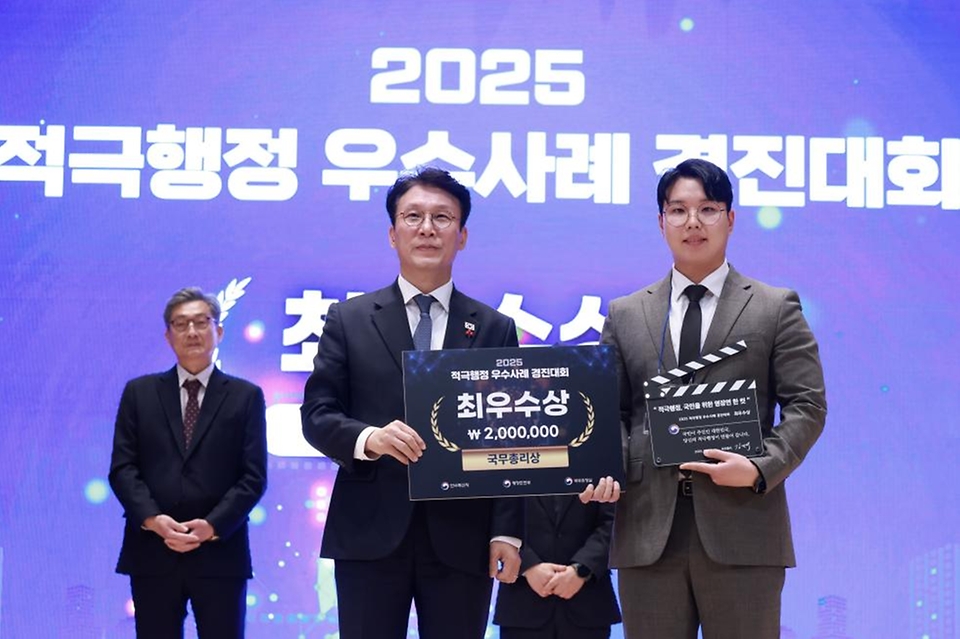 김민석 국무총리가 27일 세종 다솜로 정부세종청사에서 열린 적극행정 우수사례 경진대회에 참석, 시상 및 격려사를 하고 있다.