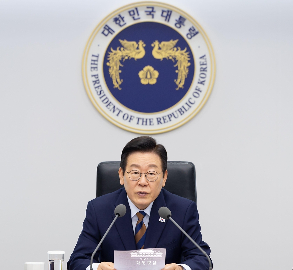 이재명 대통령이 27일 서울 용산 대통령실 청사에서 열린 수석보좌관회의에서 발언하고 있다. 