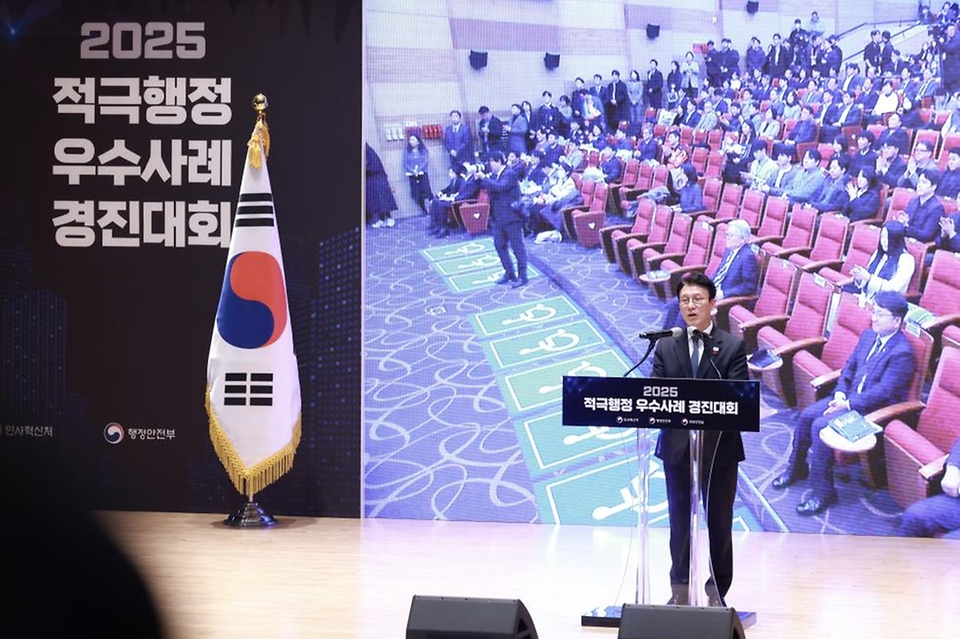 김민석 국무총리가 27일 세종 다솜로 정부세종청사에서 열린 적극행정 우수사례 경진대회에 참석, 시상 및 격려사를 하고 있다.