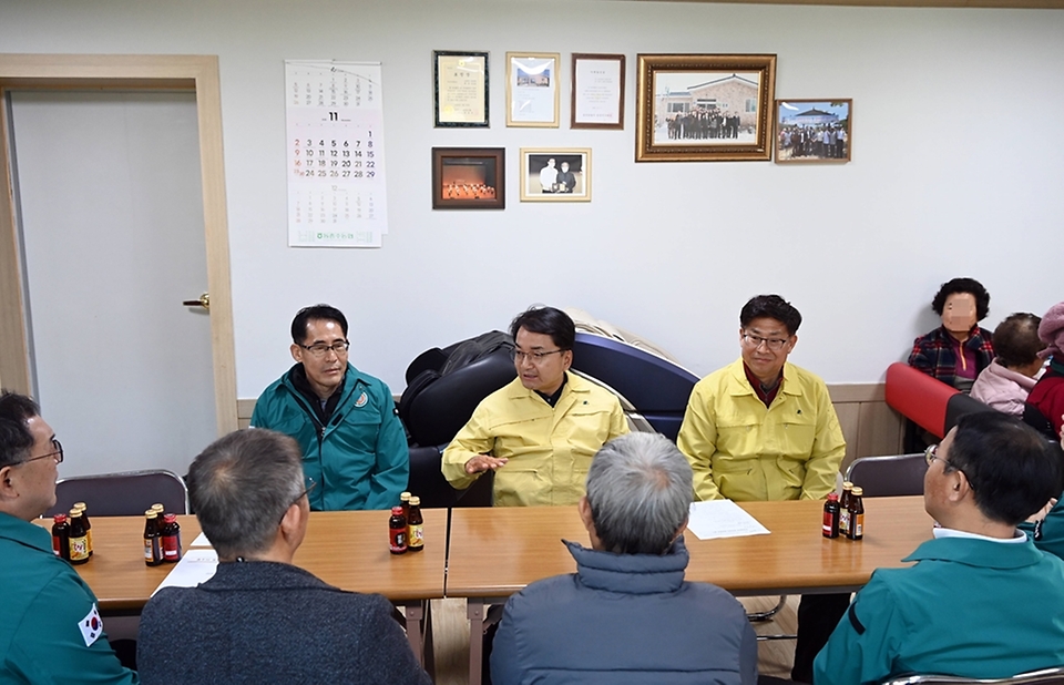 김광용 행정안전부 재난안전관리본부장이 28일 충북 충주시 하청다기능회관 한파쉼터를 방문해 난방시설 운영상황을 점검하고, 주민 불편이 없도록 철저한 관리와 적극적인 운영을 당부하고 있다.