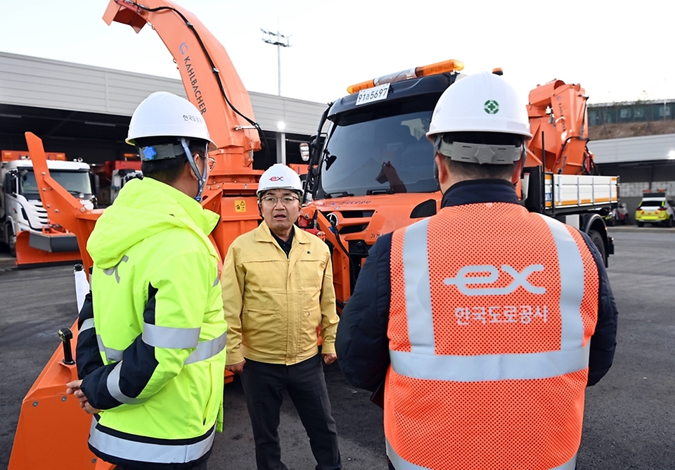 김광용 행정안전부 재난안전관리본부장이 28일 한국도로공사 용인지사를 방문해 겨울철 고속도로 제설 대책을 보고받고, 제설제 비축 현황과 제설장비 운영체계를 점검하고 있다.