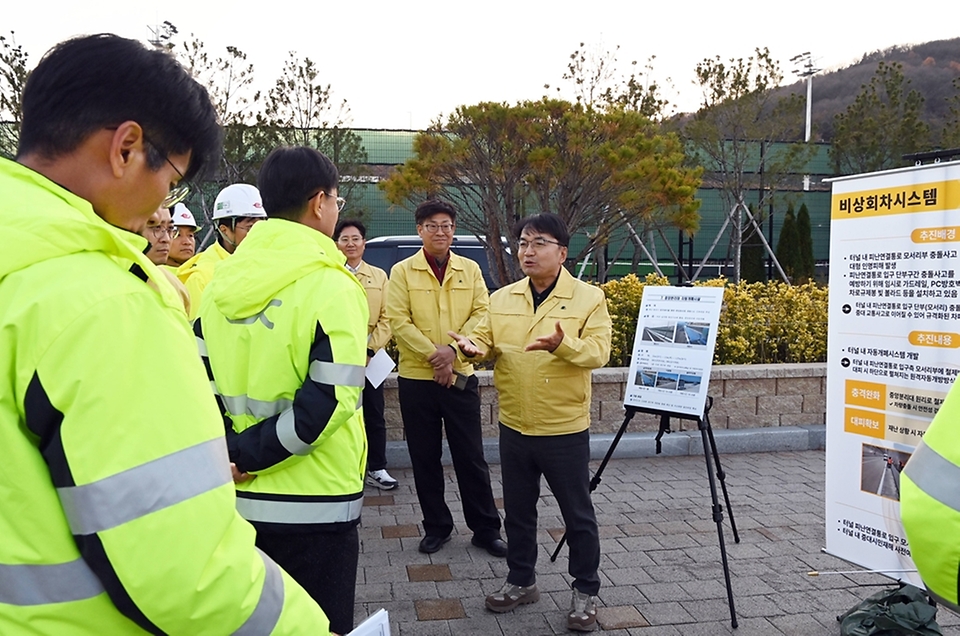 김광용 행정안전부 재난안전관리본부장이 28일 한국도로공사 용인지사를 방문해 겨울철 고속도로 제설 대책을 보고받고, 제설제 비축 현황과 제설장비 운영체계를 점검하고 있다.
