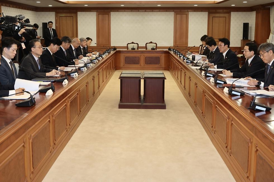 김민석 국무총리가 3일 세종대로 정부서울청사에서 열린 노동안전 현안 점검회의를 주재하고 있다.