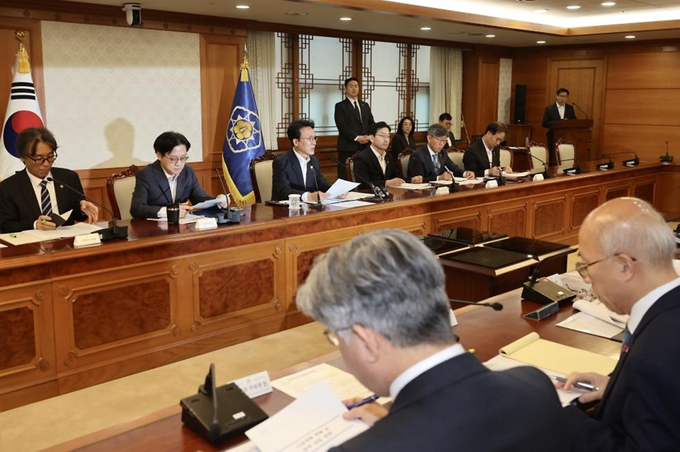 김민석 국무총리가 3일 세종대로 정부서울청사에서 열린 노동안전 현안 점검회의를 주재하고 있다.