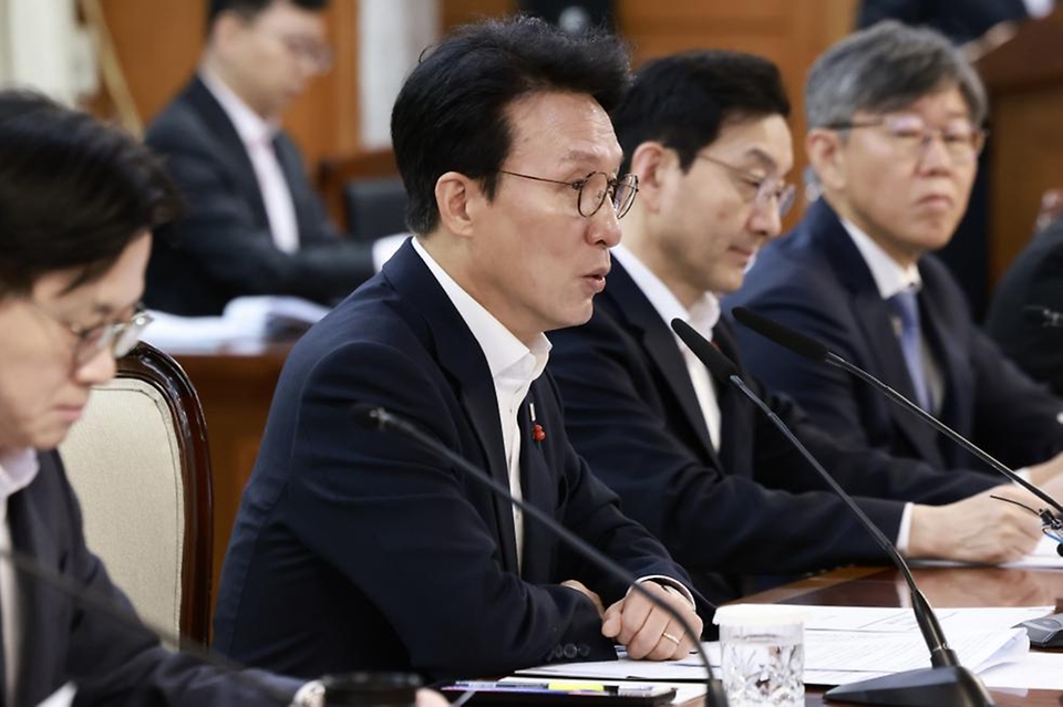 김민석 국무총리가 3일 세종대로 정부서울청사에서 열린 노동안전 현안 점검회의를 주재하고 있다.