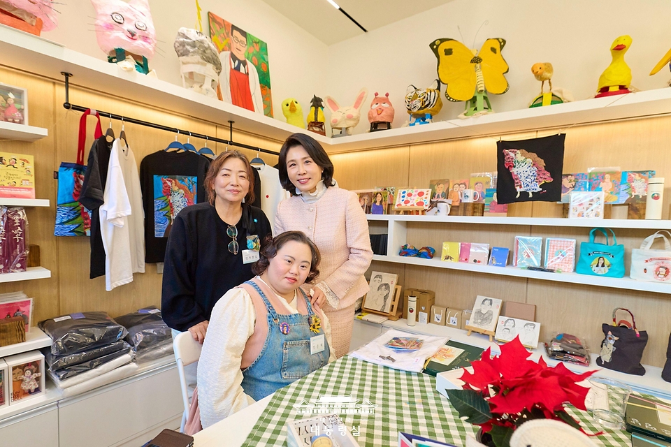 김혜경 여사가 3일 경기도 양평시 어메이징 아웃사이더 아트센터에서 열린 정은혜 작가의 개인전 ‘은혜로운 명화전’을 찾아 정 작가와 기념촬영을 하고 있다.