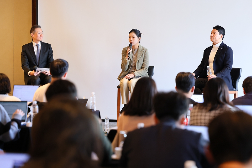 오픈AI 코리아는 4일 서울 중구 웨스틴조선호텔에서 김경훈 총괄 대표가 진행하는 기자간담회를 개최했다. 80여명의 취재진이 참석한 첫 기자 간담회에서 오픈AI코리아는 한국기업의 인공지능(AI) 전환을 챗GPT 서비스 등으로 적극 지원하겠다는 포부를 밝혔다.