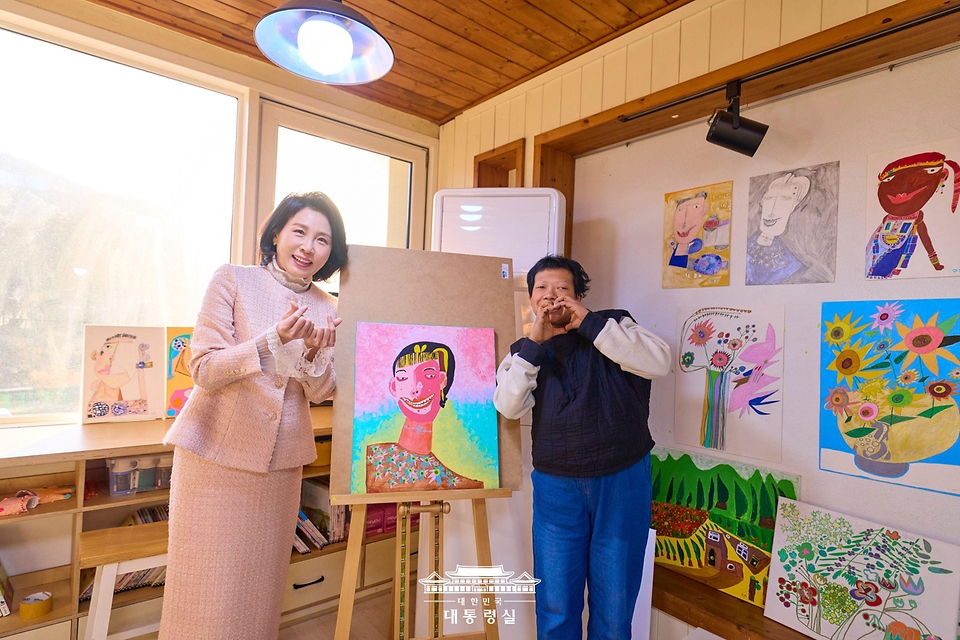 김혜경 여사가 3일 경기도 양평시 어메이징 아웃사이더 아트센터에서 열린 정은혜 작가의 개인전 ‘은혜로운 명화전’을 찾아 참석자와 기념촬영을 하고 있다. 