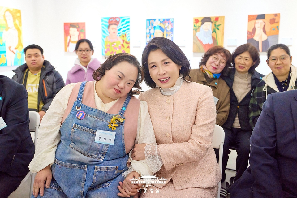 김혜경 여사가 3일 경기도 양평시 어메이징 아웃사이더 아트센터에서 열린 정은혜 작가의 개인전 ‘은혜로운 명화전’을 찾아 정 작가와 기념촬영을 하고 있다.