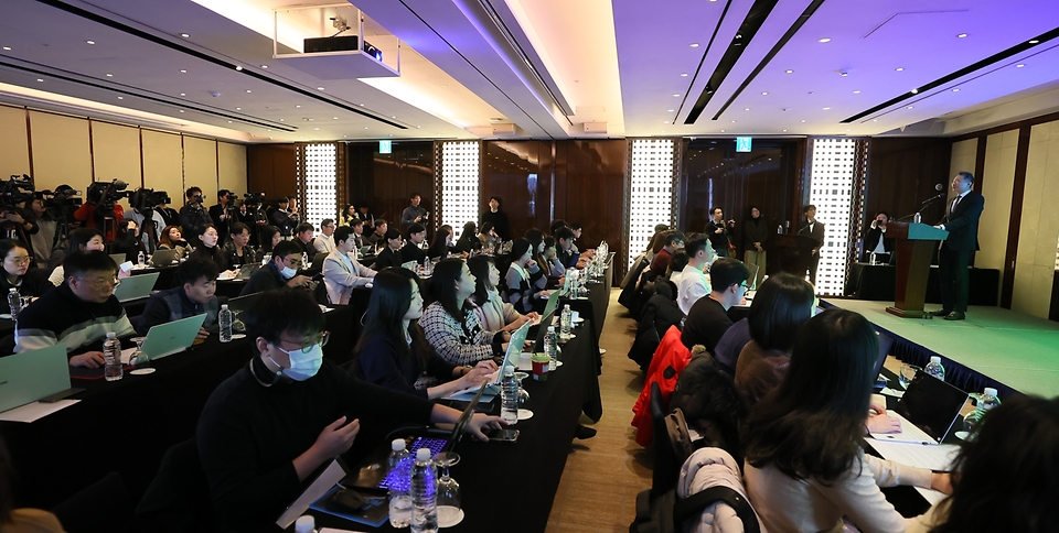 오픈AI 코리아는 4일 서울 중구 웨스틴조선호텔에서 김경훈 총괄 대표가 진행하는 기자간담회를 개최했다. 80여명의 취재진이 참석한 첫 기자 간담회에서 오픈AI코리아는 한국기업의 인공지능(AI) 전환을 챗GPT 서비스 등으로 적극 지원하겠다는 포부를 밝혔다.