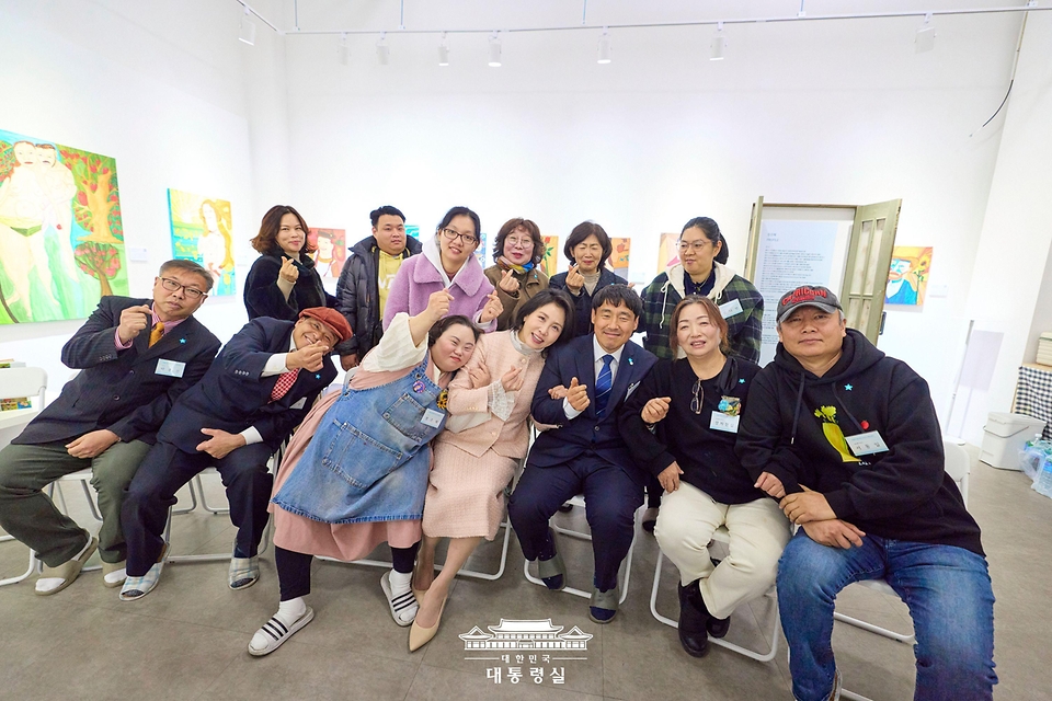 김혜경 여사가 3일 경기도 양평시 어메이징 아웃사이더 아트센터에서 열린 정은혜 작가의 개인전 ‘은혜로운 명화전’을 찾아 정 작가를 비롯한 참석자들과 기념촬영을 하고 있다. 