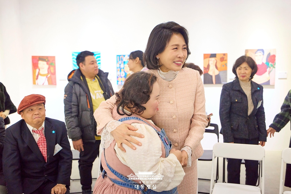 김혜경 여사가 3일 경기도 양평시 어메이징 아웃사이더 아트센터에서 열린 정은혜 작가의 개인전 ‘은혜로운 명화전’을 찾아 정 작가와 포옹하고 있다.