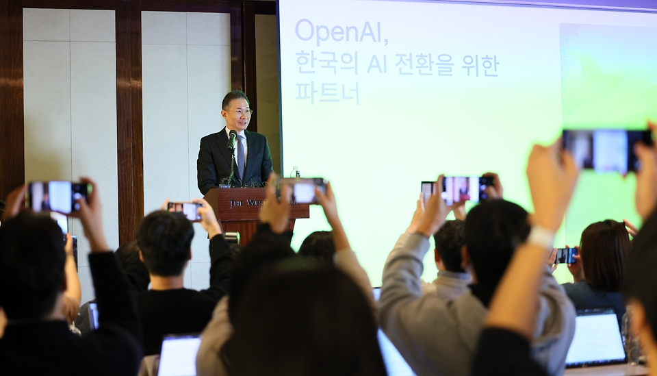 오픈AI 코리아는 4일 서울 중구 웨스틴조선호텔에서 김경훈 총괄 대표가 진행하는 기자간담회를 개최했다. 80여명의 취재진이 참석한 첫 기자 간담회에서 오픈AI코리아는 한국기업의 인공지능(AI) 전환을 챗GPT 서비스 등으로 적극 지원하겠다는 포부를 밝혔다.
