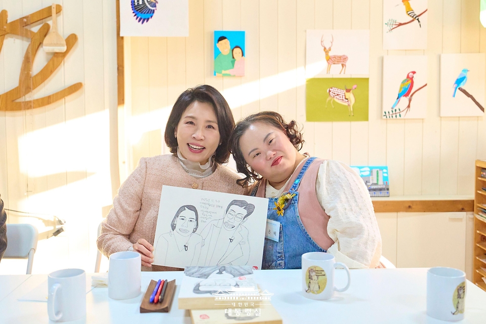 김혜경 여사가 3일 경기도 양평시 어메이징 아웃사이더 아트센터에서 열린 정은혜 작가의 개인전 ‘은혜로운 명화전’을 찾아 정 작가와 기념촬영을 하고 있다.