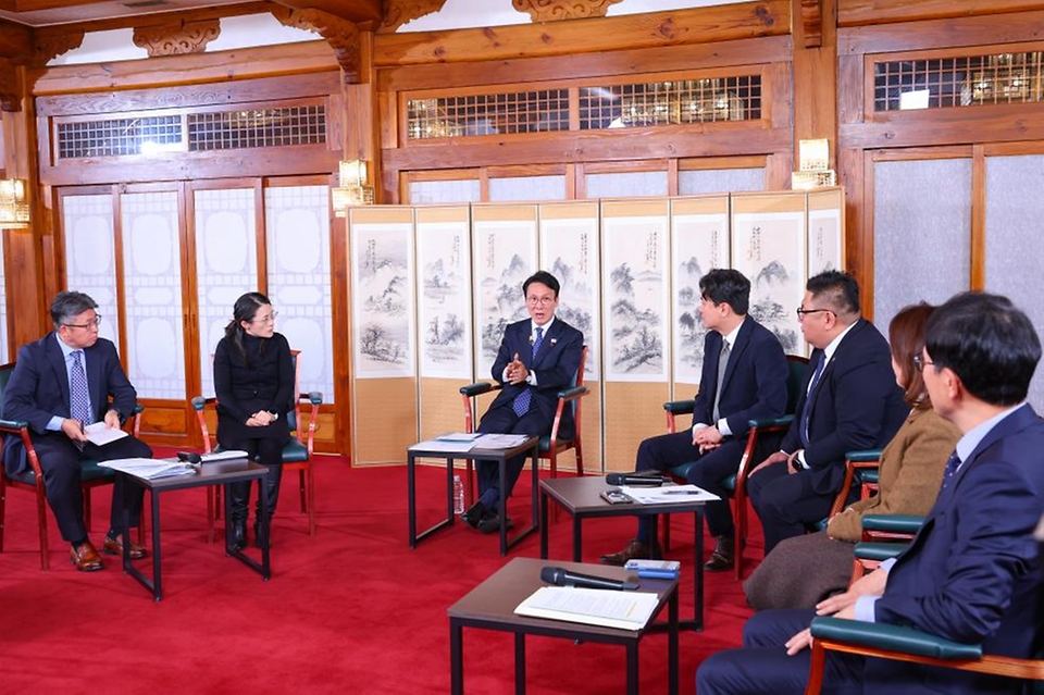 김민석 국무총리가 3일 삼청동 총리서울공관에서 열린 응급환자 이송체계 개선 토론회를 주재하고 있다.