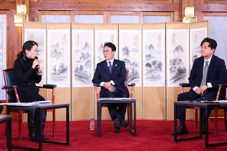 김민석 국무총리가 3일 삼청동 총리서울공관에서 열린 응급환자 이송체계 개선 토론회를 주재하고 있다.