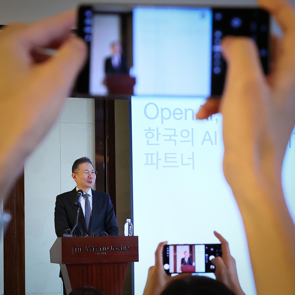 오픈AI 코리아는 4일 서울 중구 웨스틴조선호텔에서 김경훈 총괄 대표가 진행하는 기자간담회를 개최했다. 80여명의 취재진이 참석한 첫 기자 간담회에서 오픈AI코리아는 한국기업의 인공지능(AI) 전환을 챗GPT 서비스 등으로 적극 지원하겠다는 포부를 밝혔다.