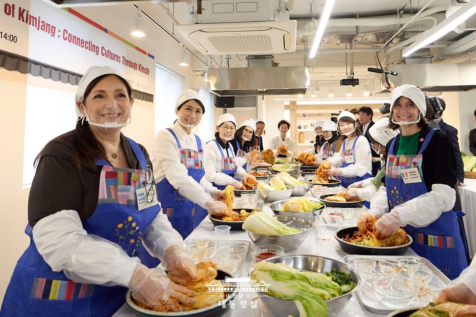 김혜경 여사가 9일 서울 종로구 북촌 한식문화공간 이음에서 열린 주한대사 배우자 초청 김장 행사에서 참석자들과 함께 김치를 담그고 있다. 