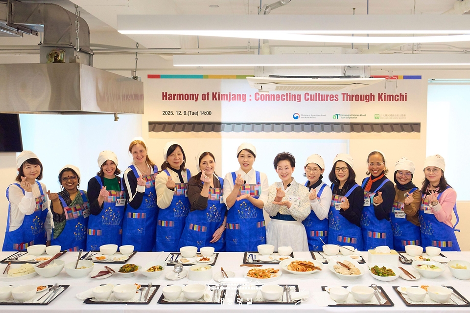 김혜경 여사가 9일 서울 종로구 북촌 한식문화공간 이음에서 열린 주한대사 배우자 초청 김장 행사에서 주한 외국대사 배우자들과 함께 김장을 한 뒤 기념촬영 하고 있다. 