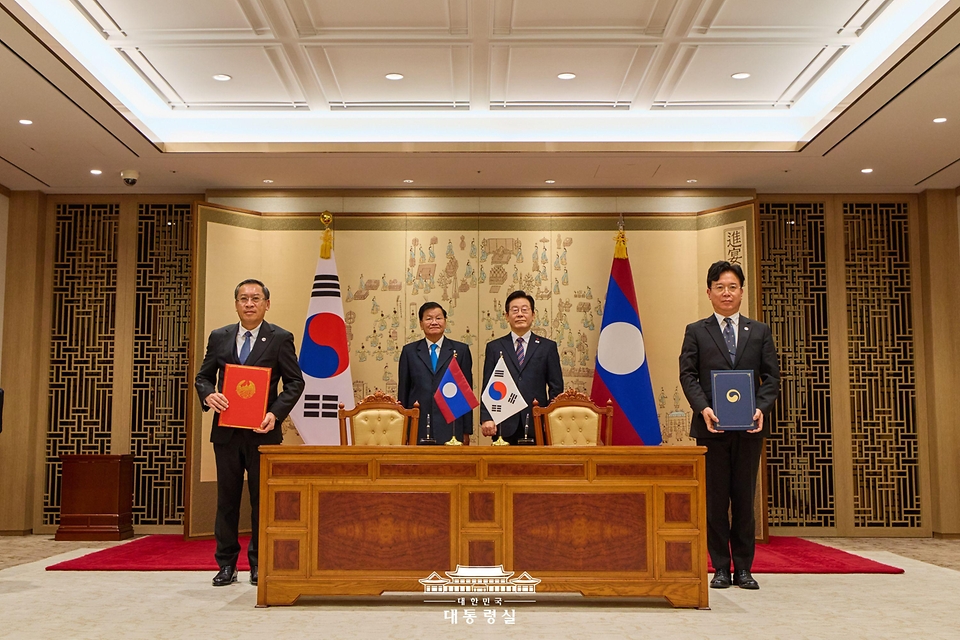 김영훈 노동부 장관과 포싸이 싸이냐선 라오스 노동사회복지부 장관이 15일 용산 대통령실에서 이재명 대통령과 통룬 시술릿 라오스 국가주석이 임석한 가운데 고용허가제 인력송출에 관한 양해각서를 교환한 뒤 기념촬영을 하고 있다.