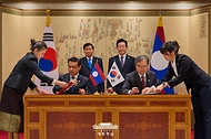한·라오스 조약 및 양해각서 서명식 사진 1