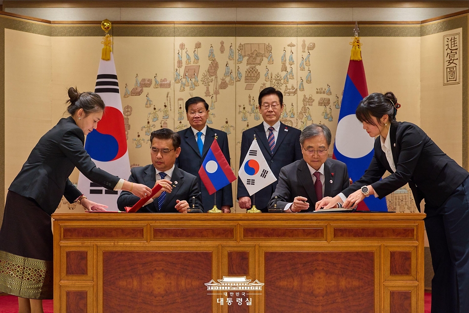 조현 외교부 장관과 싸이싸나 콧푸톤 라오스 검찰총장이 15일 용산 대통령실에서 이재명 대통령과 통룬 시술릿 라오스 국가주석이 임석한 가운데 범죄인 인도 조약 체결식을 하고 있다.