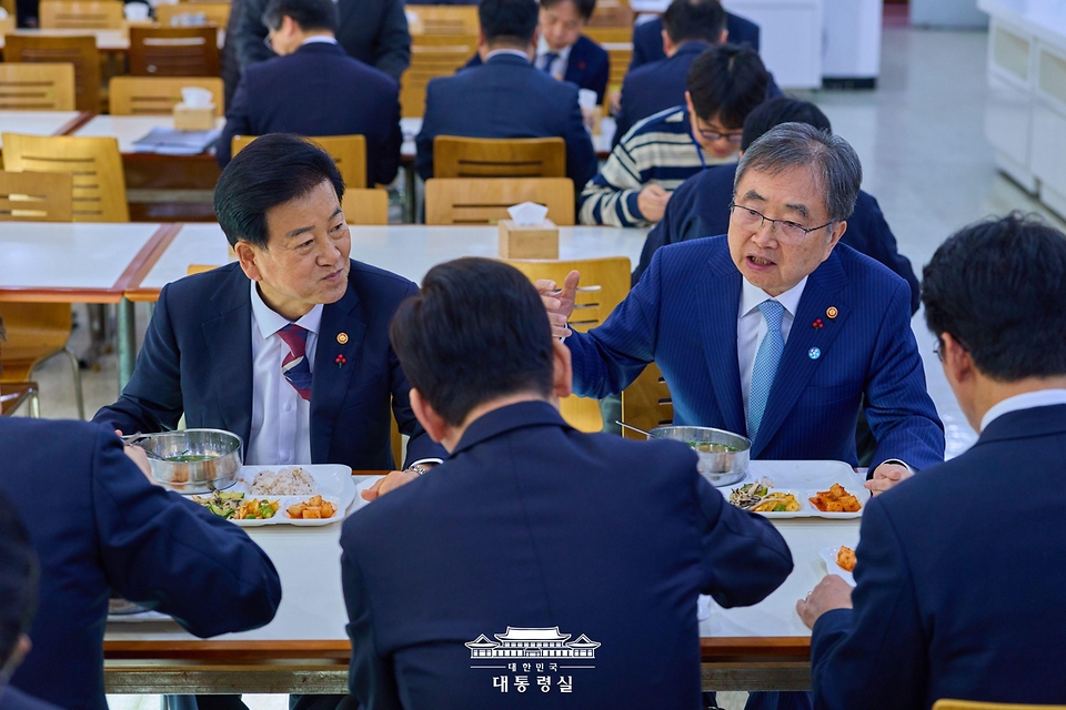 외교부·통일부 업무보고를 마친 이재명 대통령이 19일 서울 종로구 정부서울청사 별관 구내식당에서 조현 외교부 장관, 정동영 통일부 장관과 점심식사를 하고 있다. 