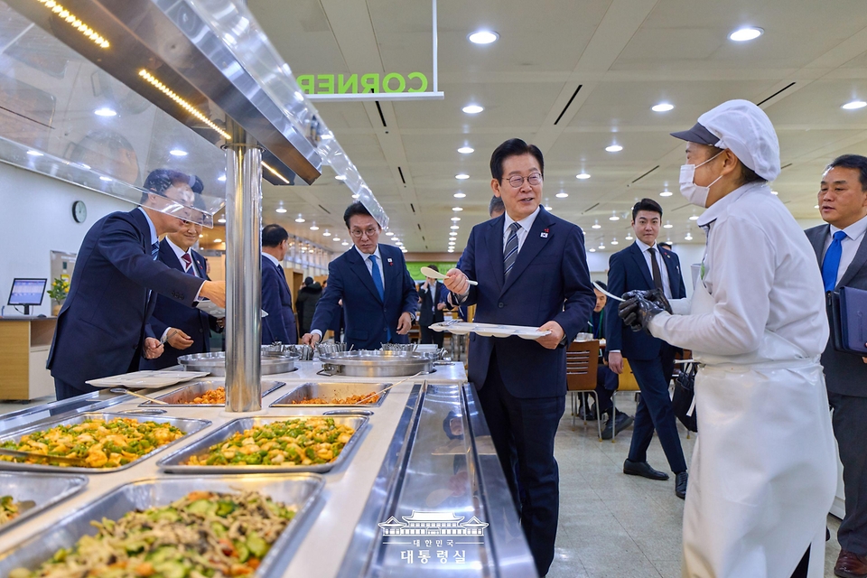 외교부·통일부 업무보고를 마친 이재명 대통령이 19일 서울 종로구 정부서울청사 별관 구내식당에서 점심식사를 하고 있다.