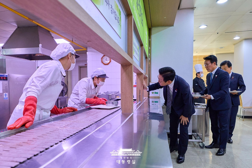 외교부·통일부 업무보고를 마친 이재명 대통령이 19일 서울 종로구 정부서울청사 별관 구내식당에서 점심식사를 마친 뒤 여사님들과 대화하고 있다. 