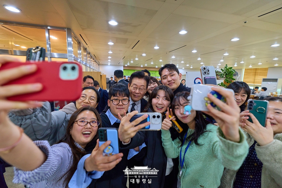 이재명 대통령이 외교부·통일부 업무보고를 마친 뒤 점심식사를 하기 위해 19일 서울 종로구 정부서울청사 별관 구내식당을 찾아 직원들과 기념촬영을 하고 있다. 