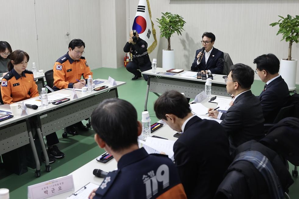 김민석 국무총리가 22일 종로소방서에서 열린 119구급대원과의 현장간담회를 주재하고 있다.
