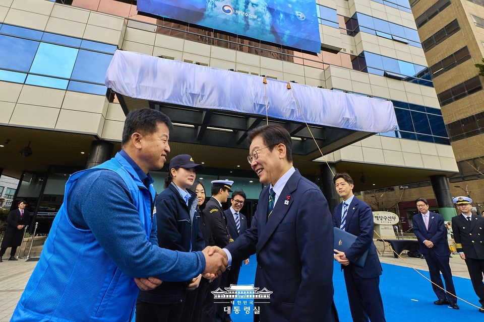 이재명 대통령이 23일 부산 동구 해양수산부 청사에서 열린 개청식에 입장하고 있다.