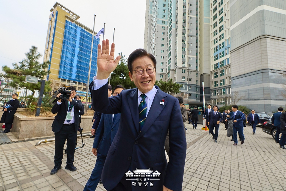 이재명 대통령이 23일 부산 동구 해양수산부 청사에서 열린 개청식에 참석하며 시민들에게 인사하고 있다.