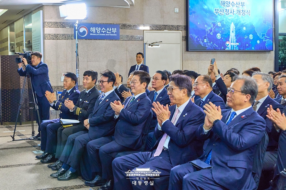 이재명 대통령이 23일 부산 동구 해양수산부 청사에서 열린 개청식에서 경과보고를 경청한 뒤 박수 치고 있다. 