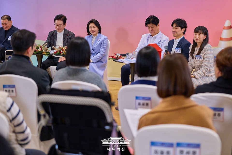 이재명 대통령이 24일 서울 서대문구 신촌세브란스 연세암병원 중입자치료센터에서 열린 희귀질환 환우·가족 간담회에서 참석자들의 발언을 듣고 있다.