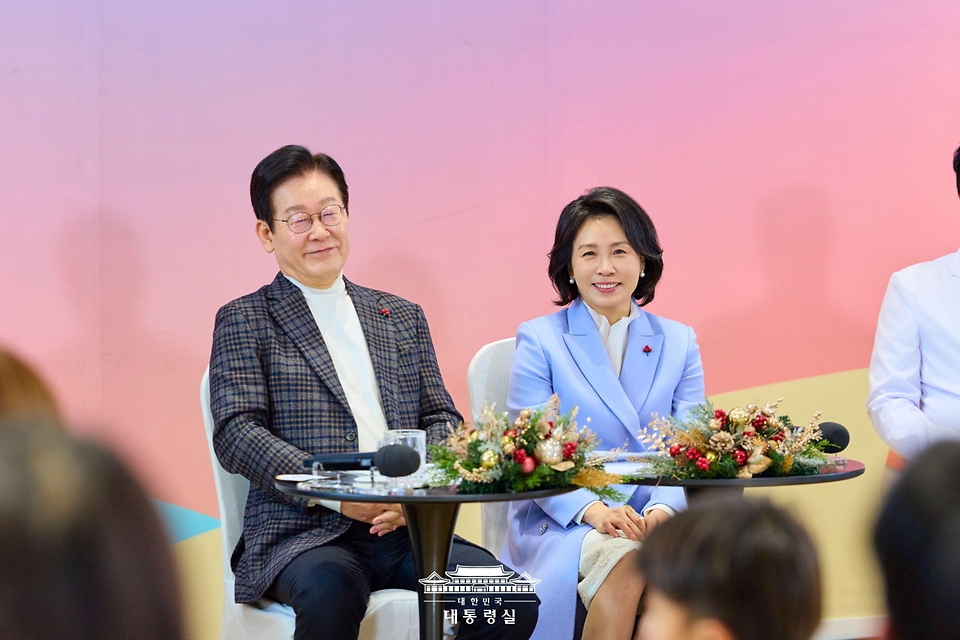 이재명 대통령이 24일 서울 서대문구 신촌세브란스 연세암병원 중입자치료센터에서 열린 희귀질환 환우·가족 간담회에서 참석자들의 발언을 듣고 있다.